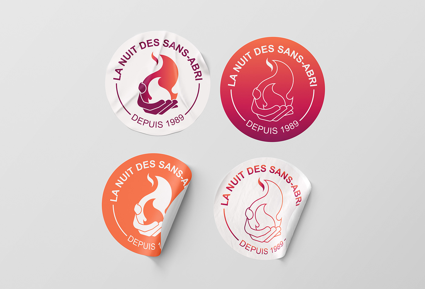 Stickers de l'identité visuelle de la Nuit des Sans-Abri, logo visuels flamme et portrait sur fond orangé