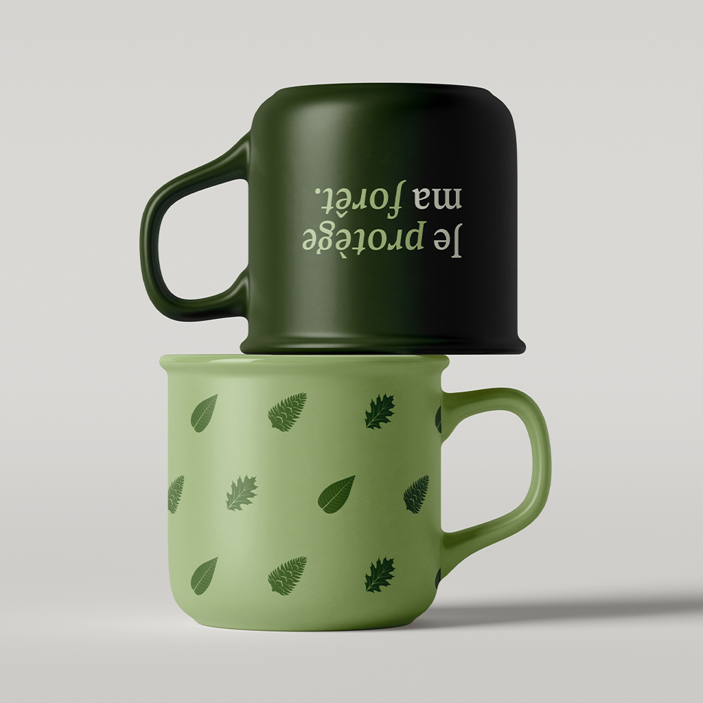 Duo de tasses en céramique – design graphique avec typographie sérif et illustration de feuilles, déclinaison en vert forêt mat et vert tendre pour identité visuelle de campagne