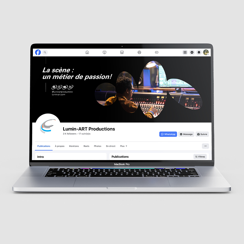 Mockup page Facebook Lumin-ART Productions sur MacBook Pro, bannière au design graphique bien réalisé sur laquelle est écrit 'La scène : un métier de passion' avec technicien son en régie