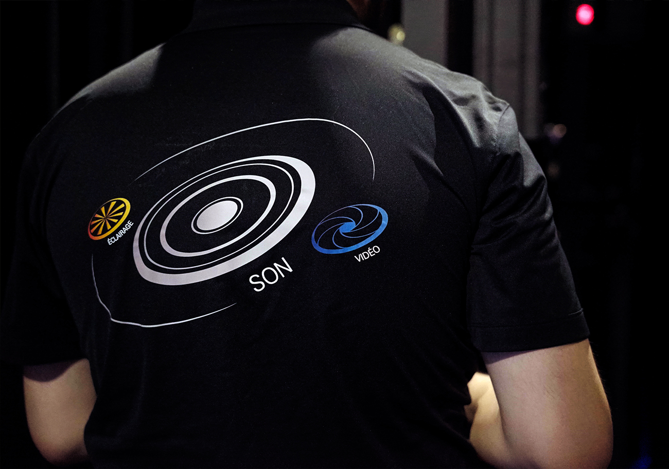 Tshirt noir avce pictogramme au dos représentant les pôles de service (éclairage, son, vidéo)