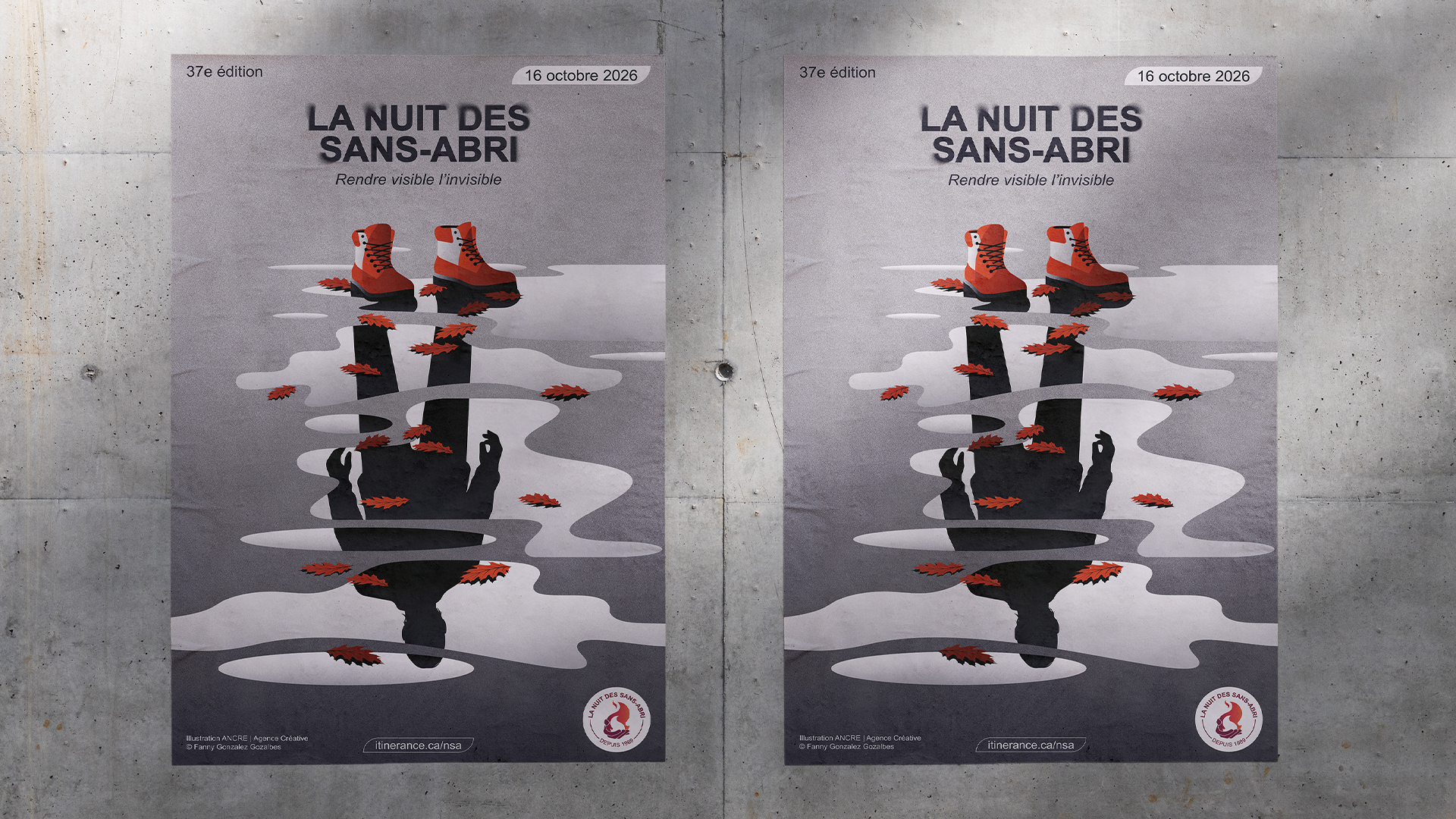 Affiche officielle de la 37e édition de La Nuit des Sans-Abri – illustration éditoriale sombre et symbolique, bottes rouges vides dont la silhouette se reflète dans des flaques d'eau grises, feuilles mortes en accent chromatique, composition minimaliste et poignante, mur de fond en béton