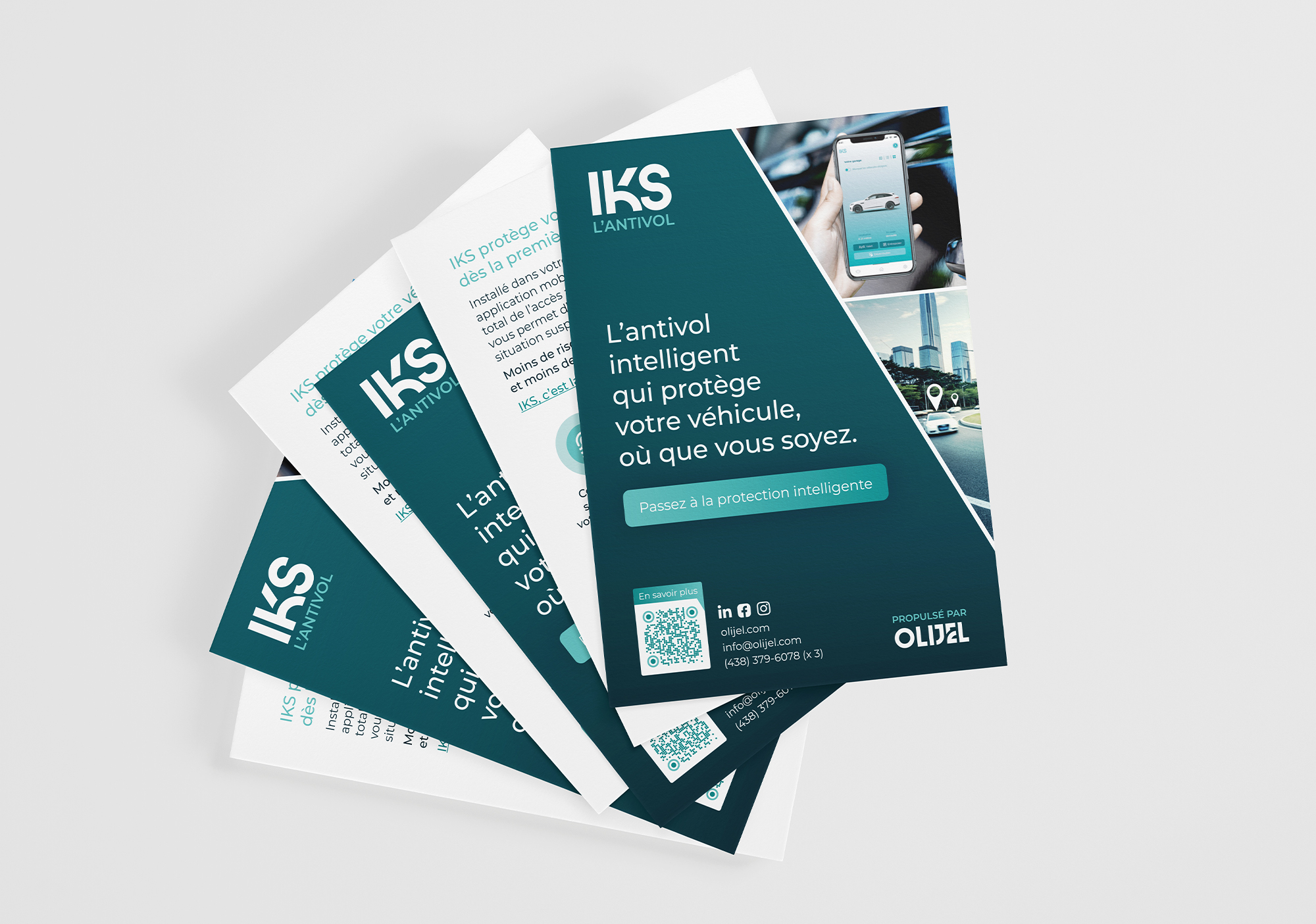 Mockup de dépliants publicitaires IKS L'Antivol disposés en éventail, design bleu marine et blanc - projet de communication imprimée OLIJEL