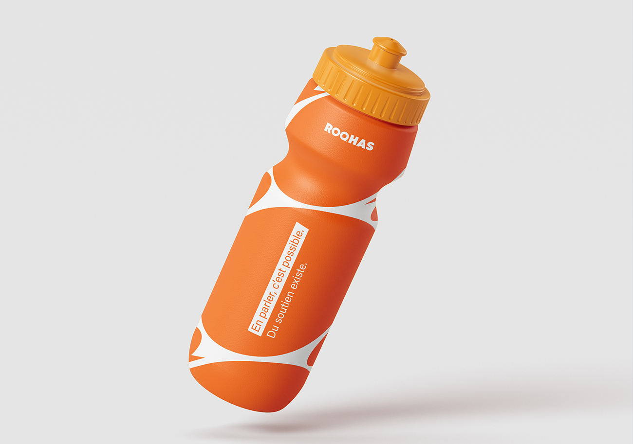 Bouteille de sport orange avec des bulles de discussion, ainsi qu'un logo et le slogan Parler c'est possible. Mockup de l'identité visuelle du ROQHAS.